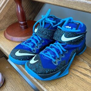 Nike Zoom LeBron Soldier 8 basketball shoes in a royal blue and black speckle